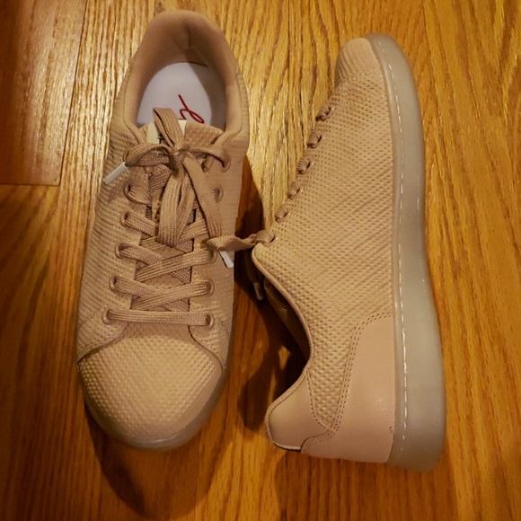 Rose Ellen DeGeneres new sneakers - Picture 4 of 6
